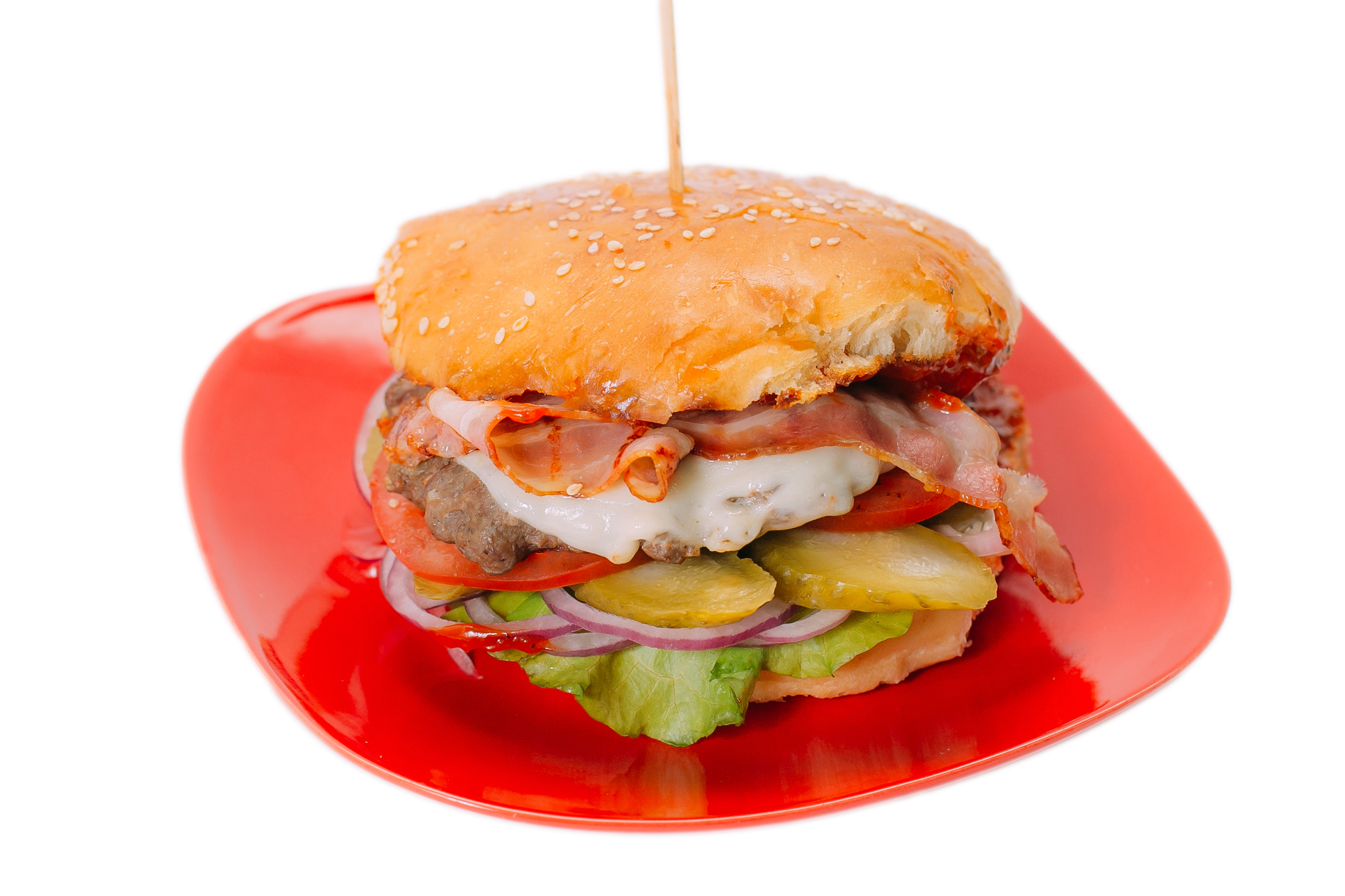 Бургер говяжий с красным соусом Чили