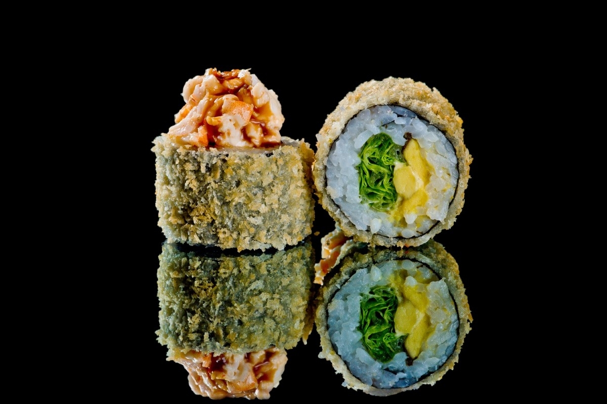 Жареный ролл с креветками и сырным соусом