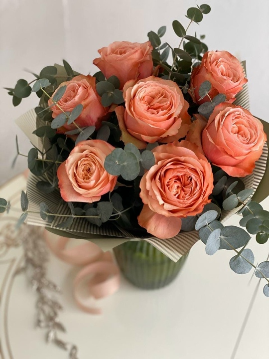 Букет 7 пионовидных роз с эвкалиптом