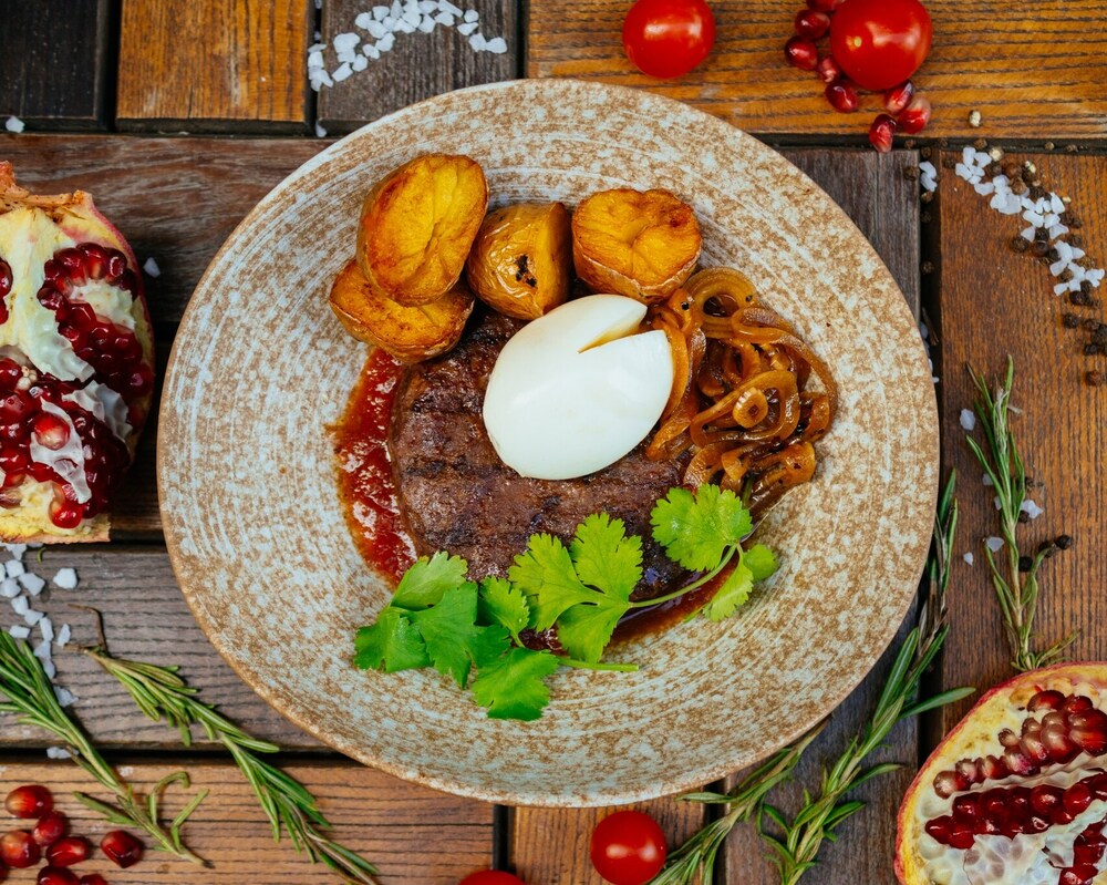 Бифштекс с яйцом и маринованным луком