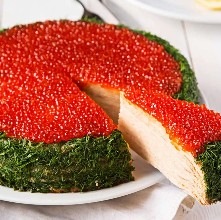 Торт с красной икрой и блинами
