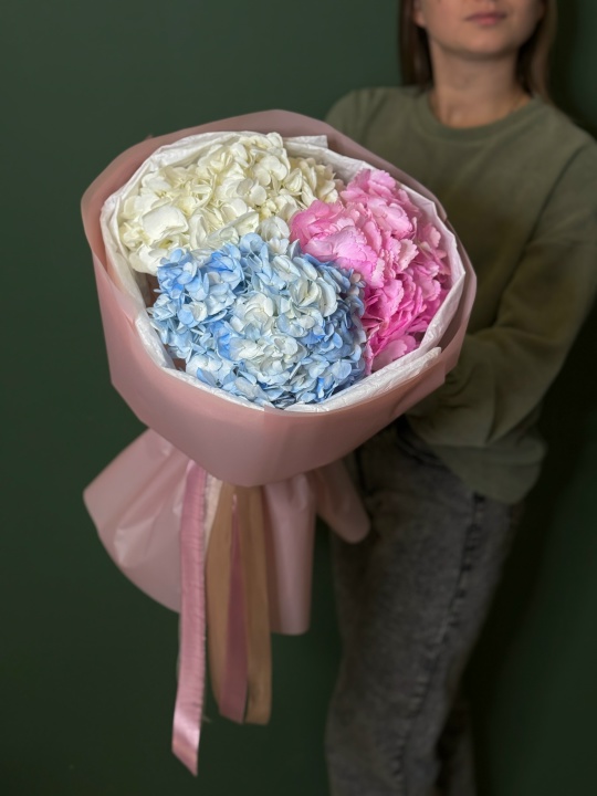 Круглый букет из гортензий 3 штуки