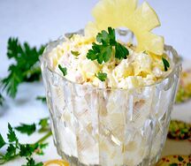 Салат с курицей и ананасом 200г