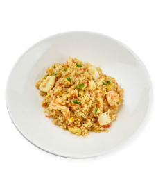 Жареный рис с морепродуктами и омлетом
