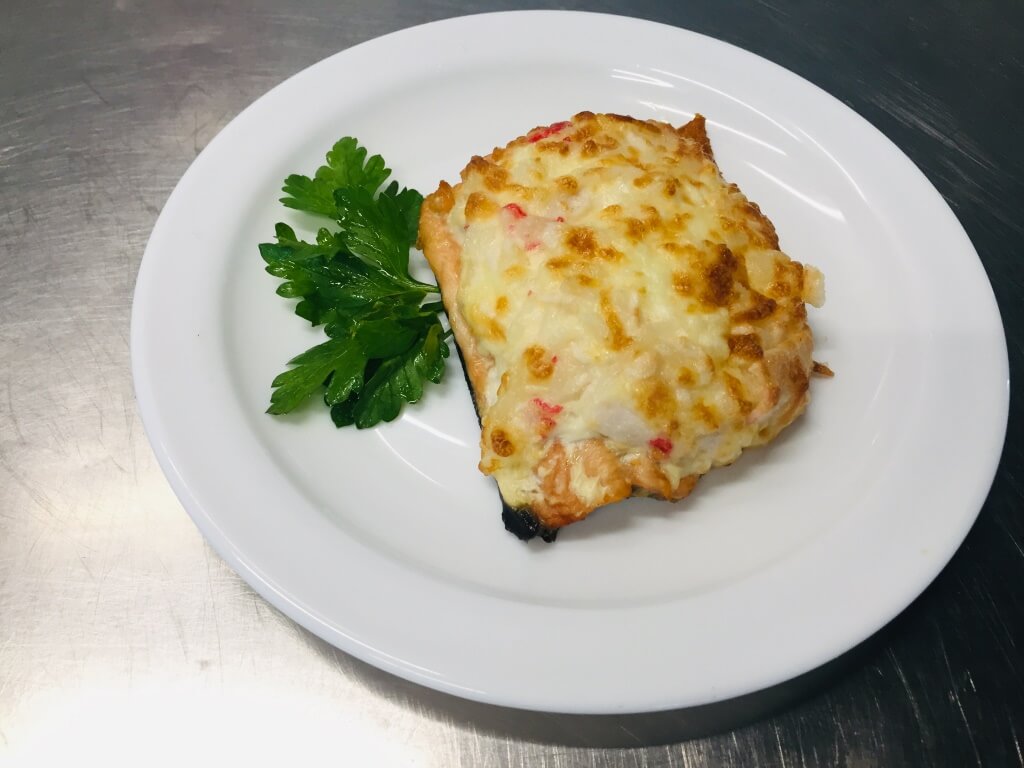 Горбуша запеченная с крабовыми палочками