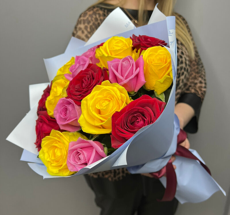 Букет из 17 разноцветных роз в корейкой пленке