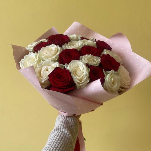 Красные и белые розы 