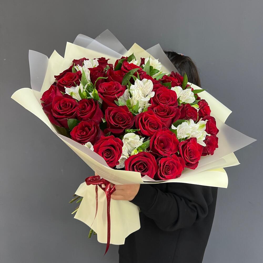 Авторский букет из красных роз и альстромерий «Танец Любви» (размер L)