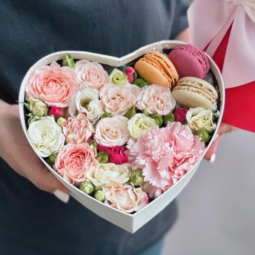 SWEET: Цветы и сладости в коробке | Розы с макарон | Подарок девушке, любимой, маме или коллеге на 8 Марта и день рождения