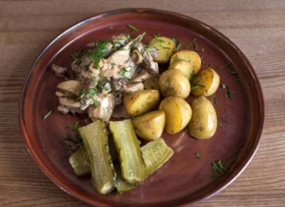Бефстроганов с грибами и молодым картоф.