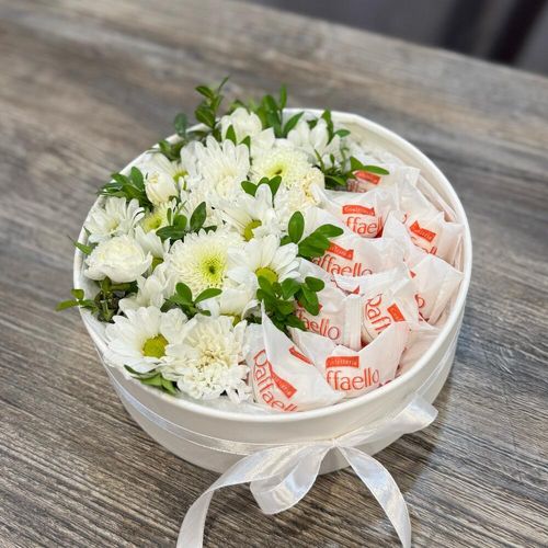 Цветочная композиция с конфетами, в коробке (1301)