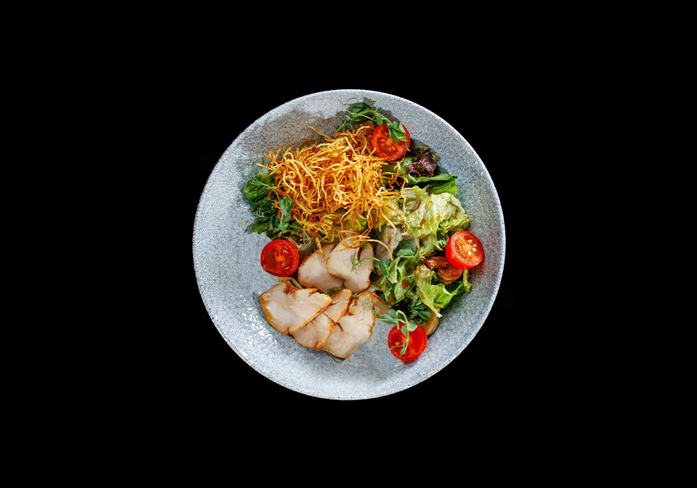 Салат с цыпленком , грибами и хрустящим картофелем