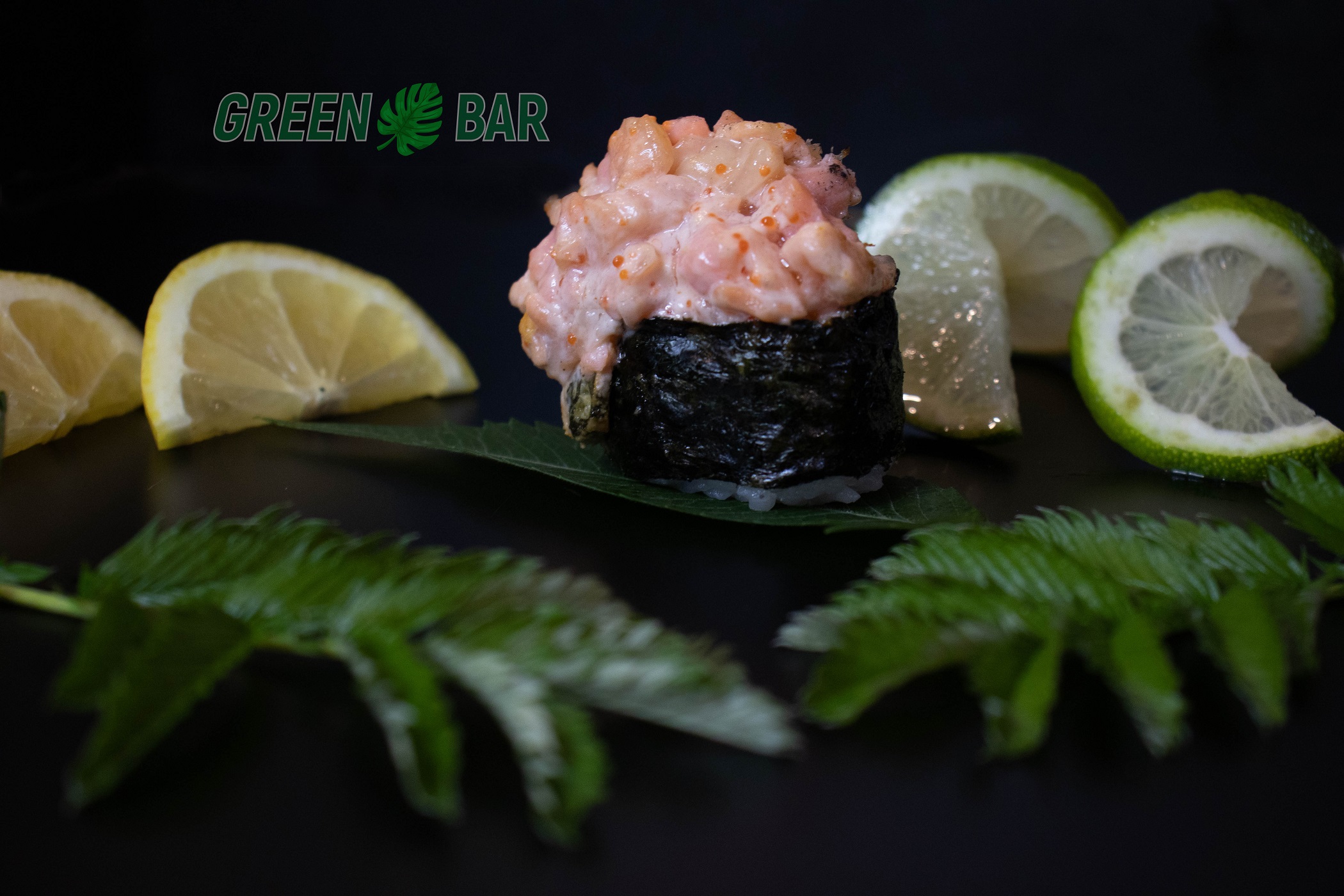 Гункан с креветкой и лососем