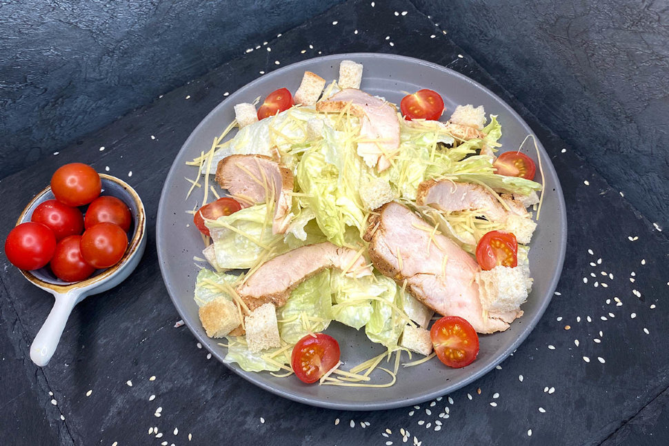 Салат Цезарь с курицей