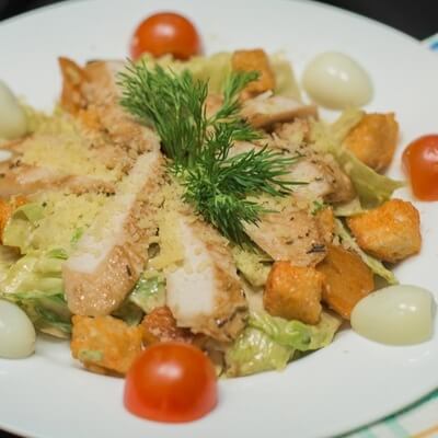 Салат Цезарь с курицей