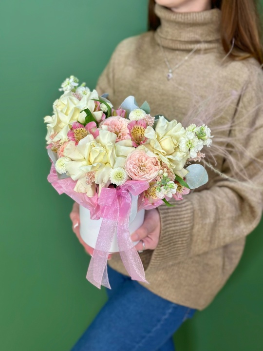 Коробочка с французскими розами ,альстромерией ,маттиолой и кустовой розой