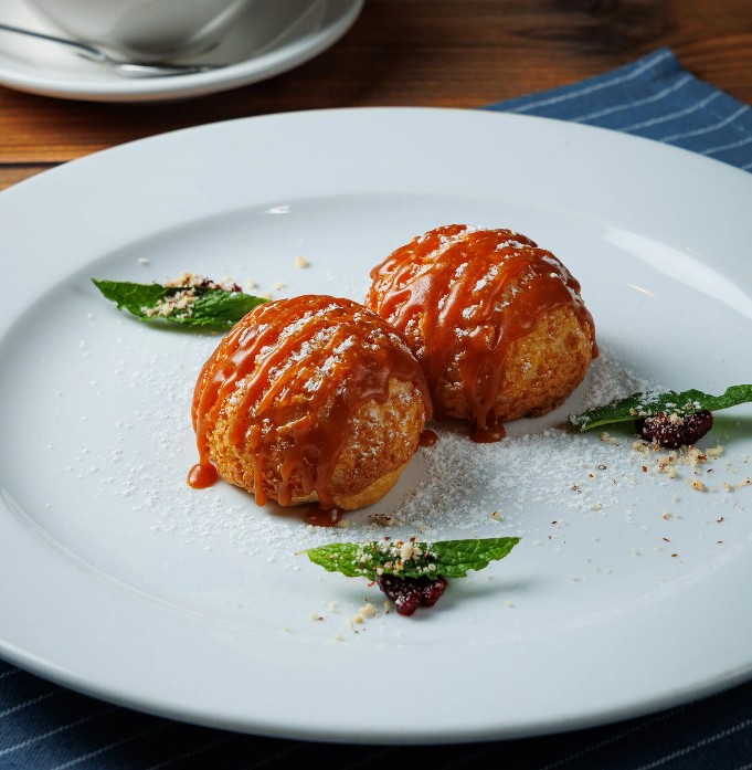 Шу с ванильным кремом и соленой карамелью