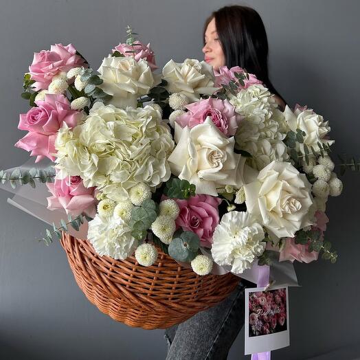 Корзина огромная с цветами гортензии 