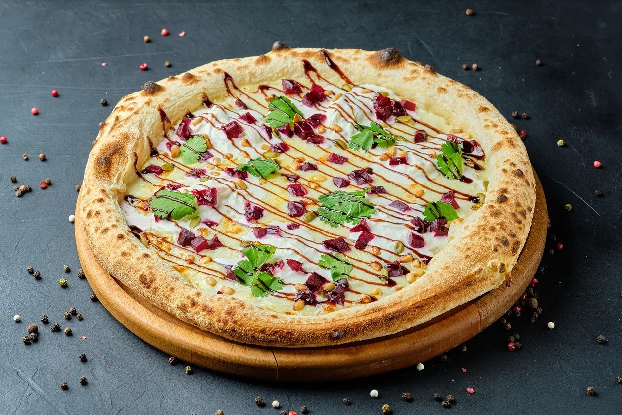 Пицца с печеной свеклой и сыром страчателла на тонком тесте