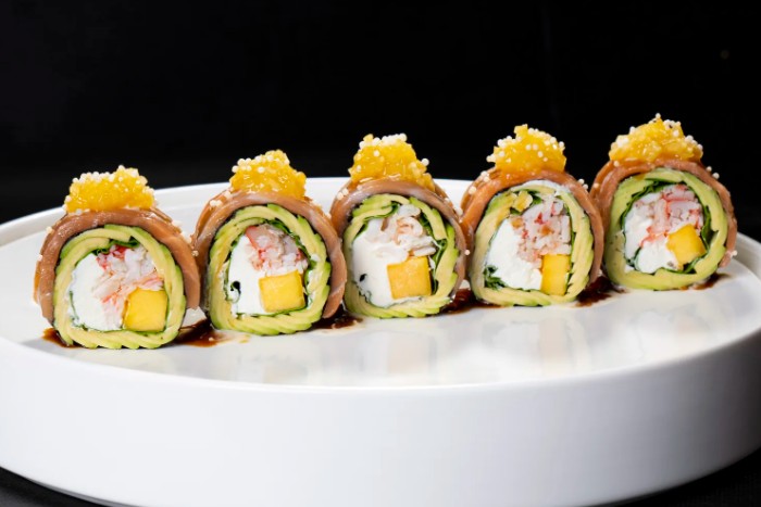 Кето-ролл с Лососем и авокадо