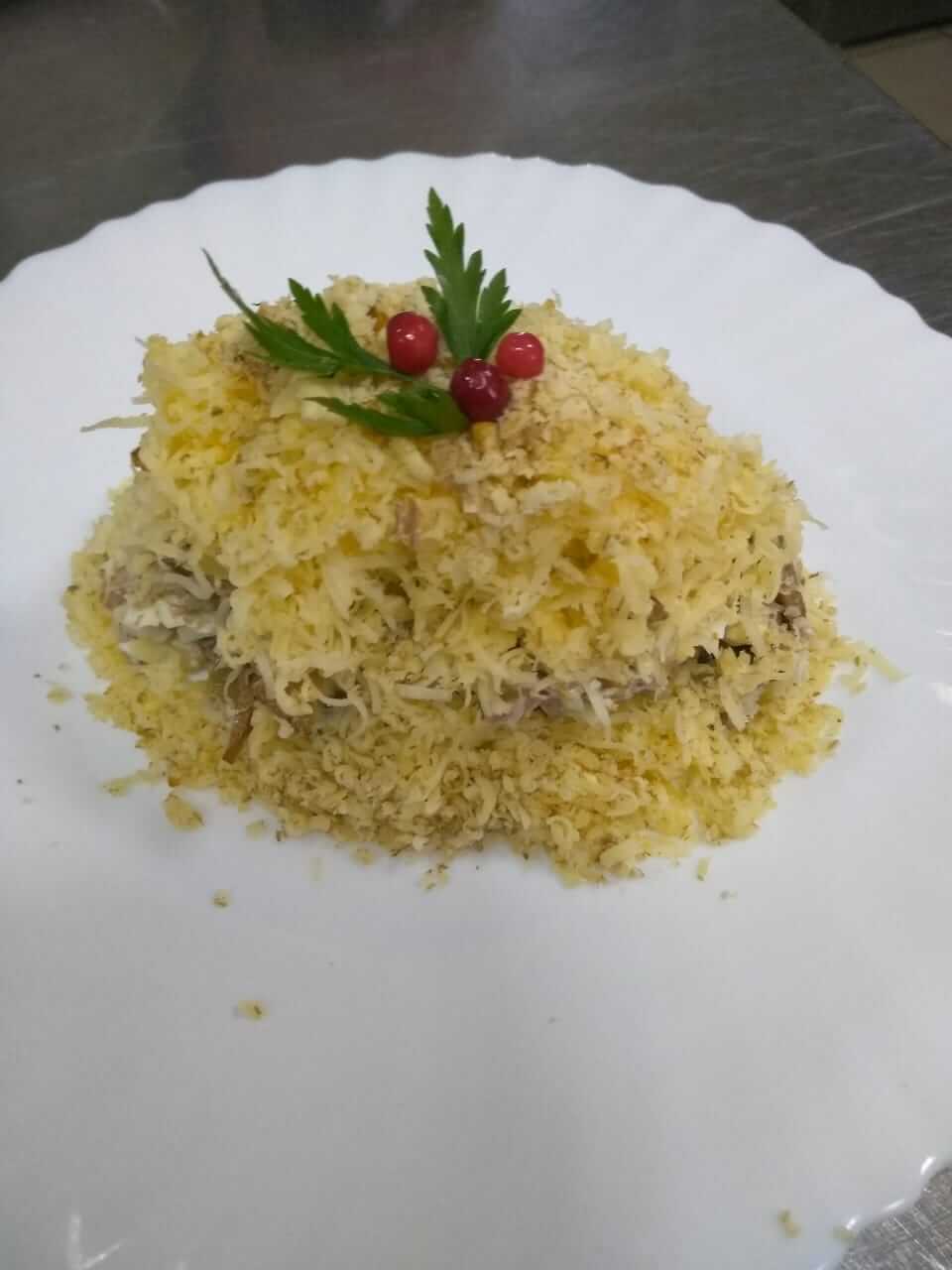 Салат из курин. мяса с отварным языком