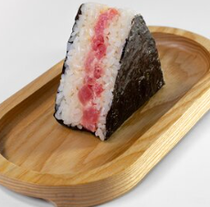 Онигири с тунцом