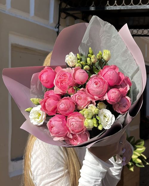 Букет из пионовидных роз и эустомы