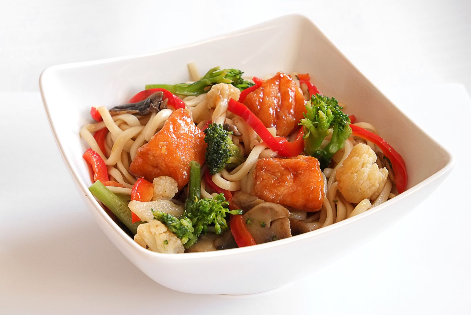 Wok с лососем