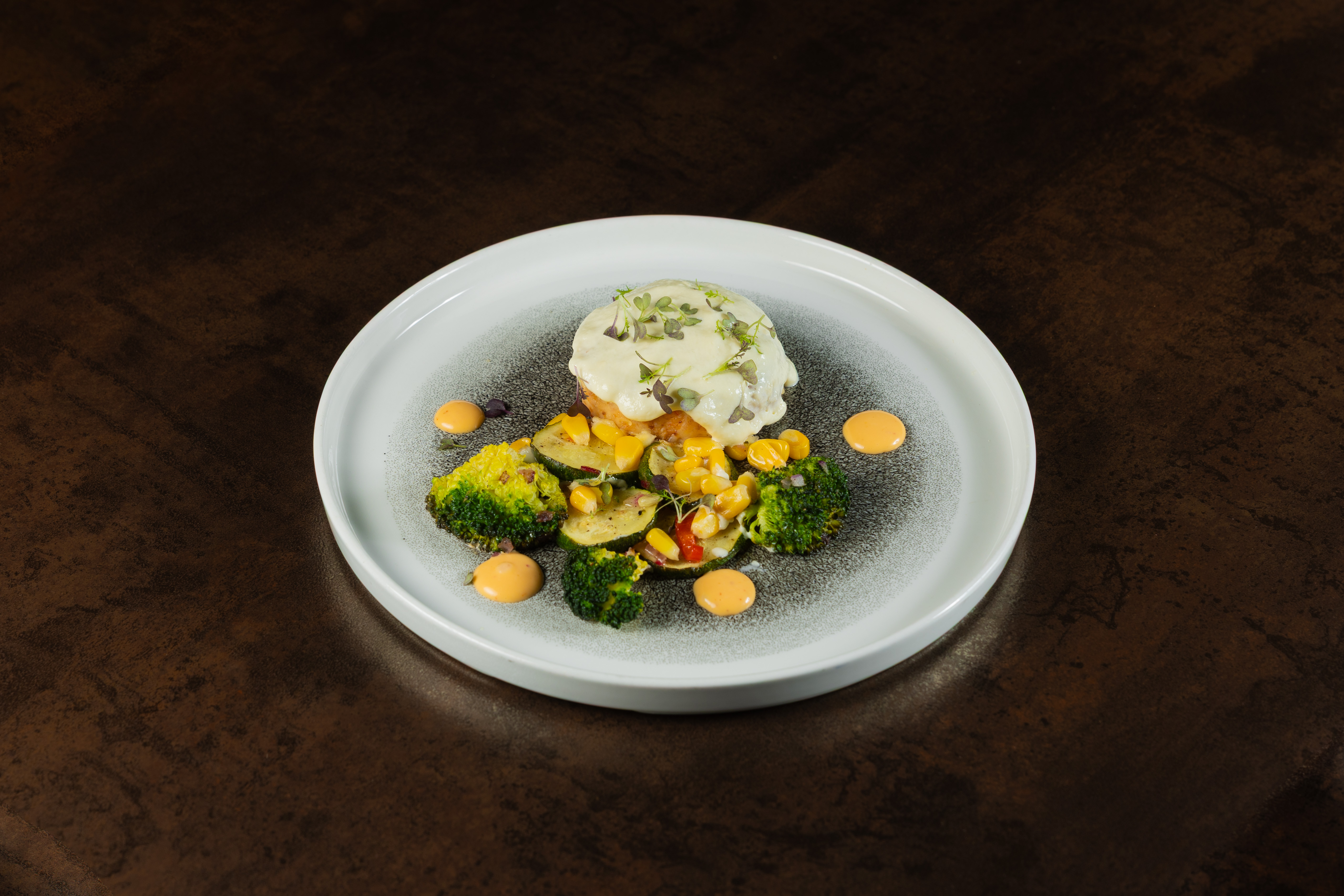 Краб-кейк с овощами и муссом пармезан 