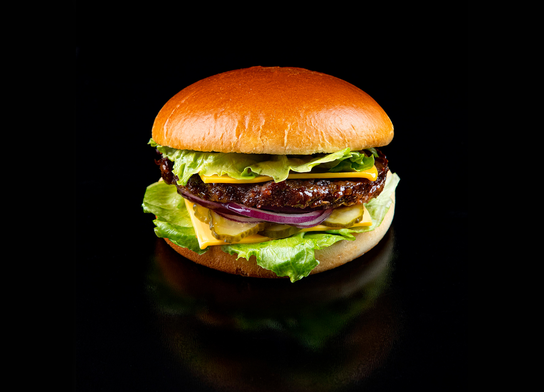 Бургер с говядиной и булочкой бриошь