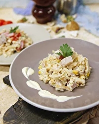 Салат из курицы с омлетом