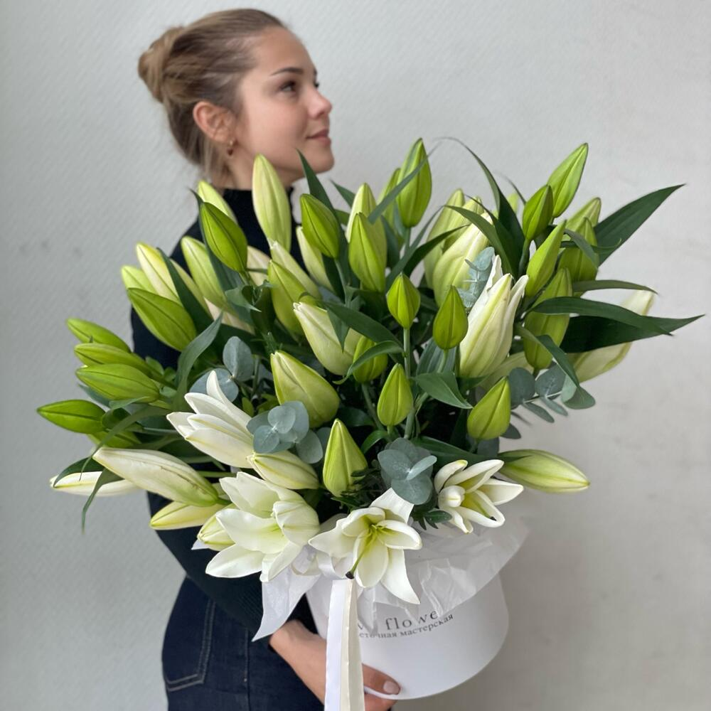 Большая коробка с белыми лилиями