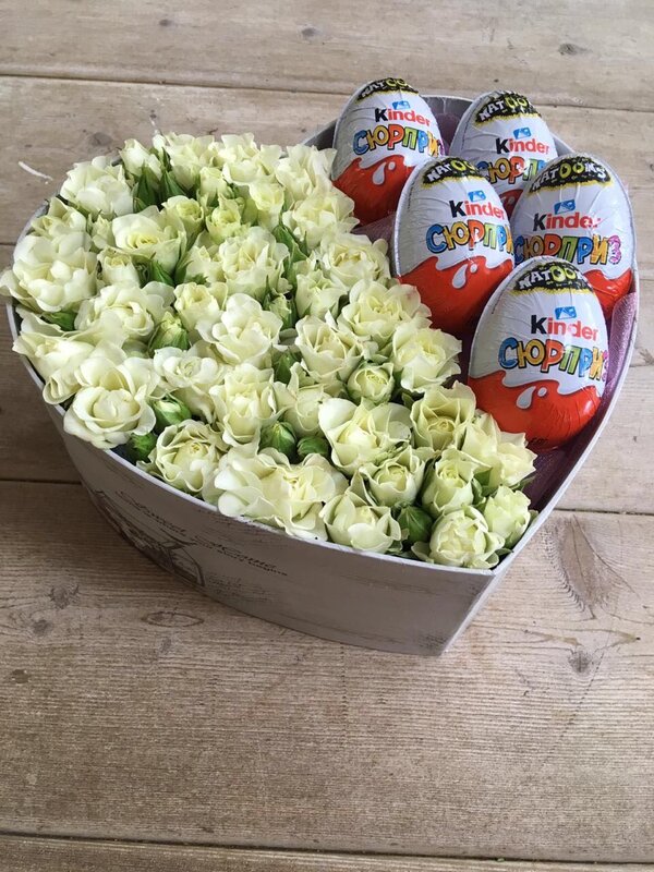 Коробка с кустовыми розами и киндерами