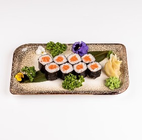 Ролл с лососем сяки маки