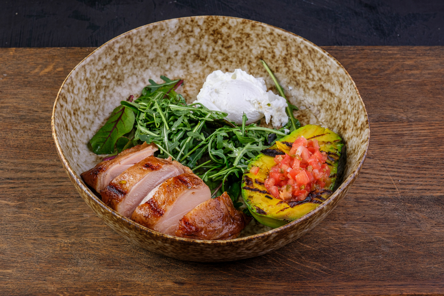 Салат с авокадо и куриным бедром