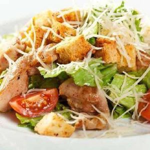 Салат Цезарь с курочкой