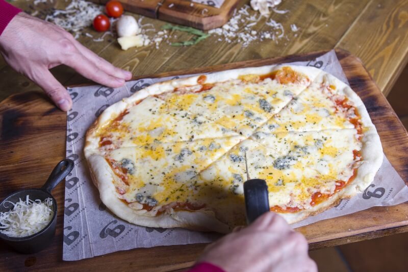 Четыре сыра на томатной основе