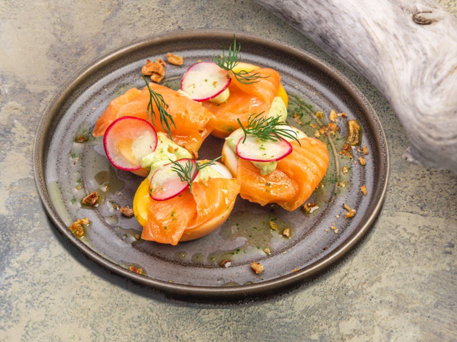 Маринованные яйца с копченным лососем