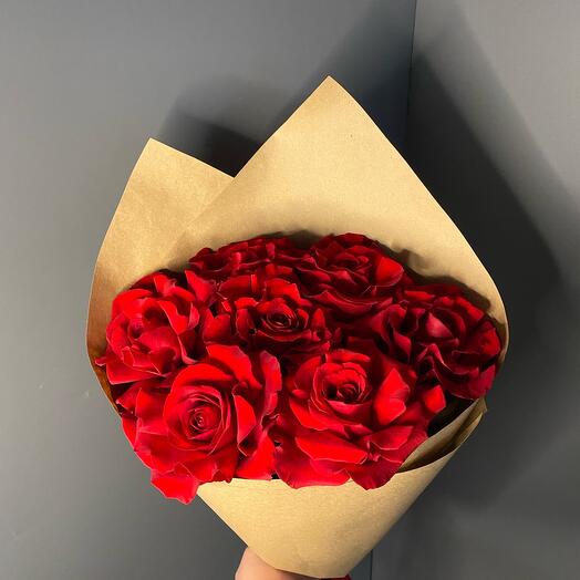 7 алых французских роз в крафте
