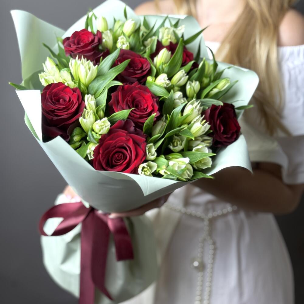 Очаровательный букет из красных роз и белой альстромерии
