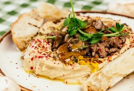 Хумус с грибами и рубленной телятиной