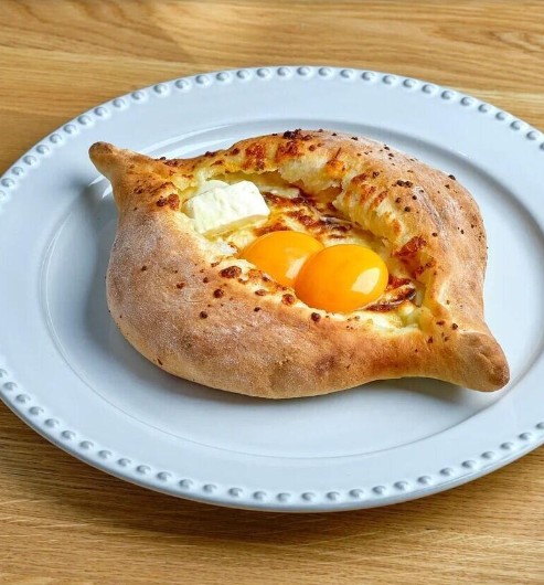 Лодочка по-аджарски с двумя яйцами