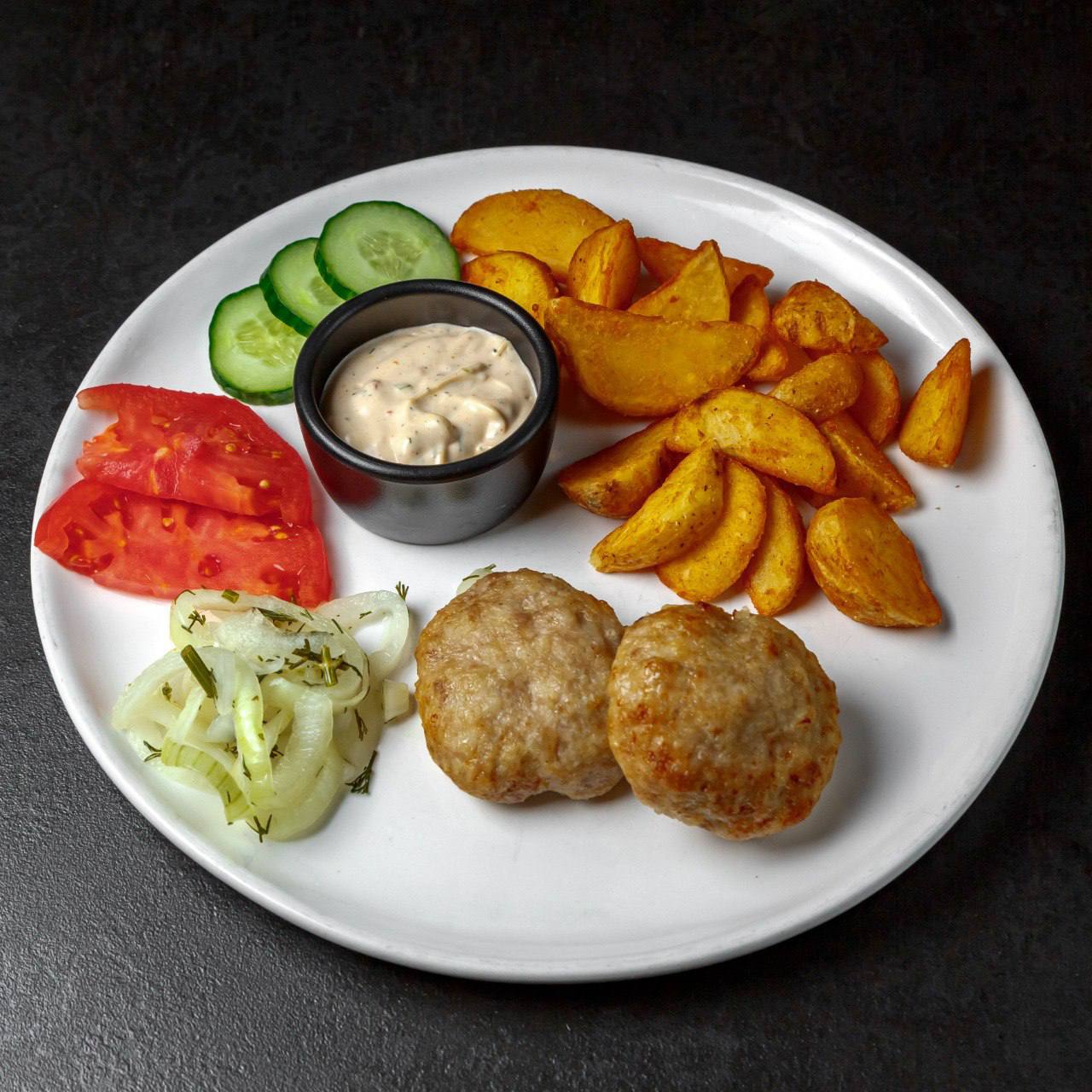 Комплексный обед со свиными котлетами