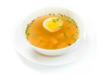 Бульон с яйцом и сухариками