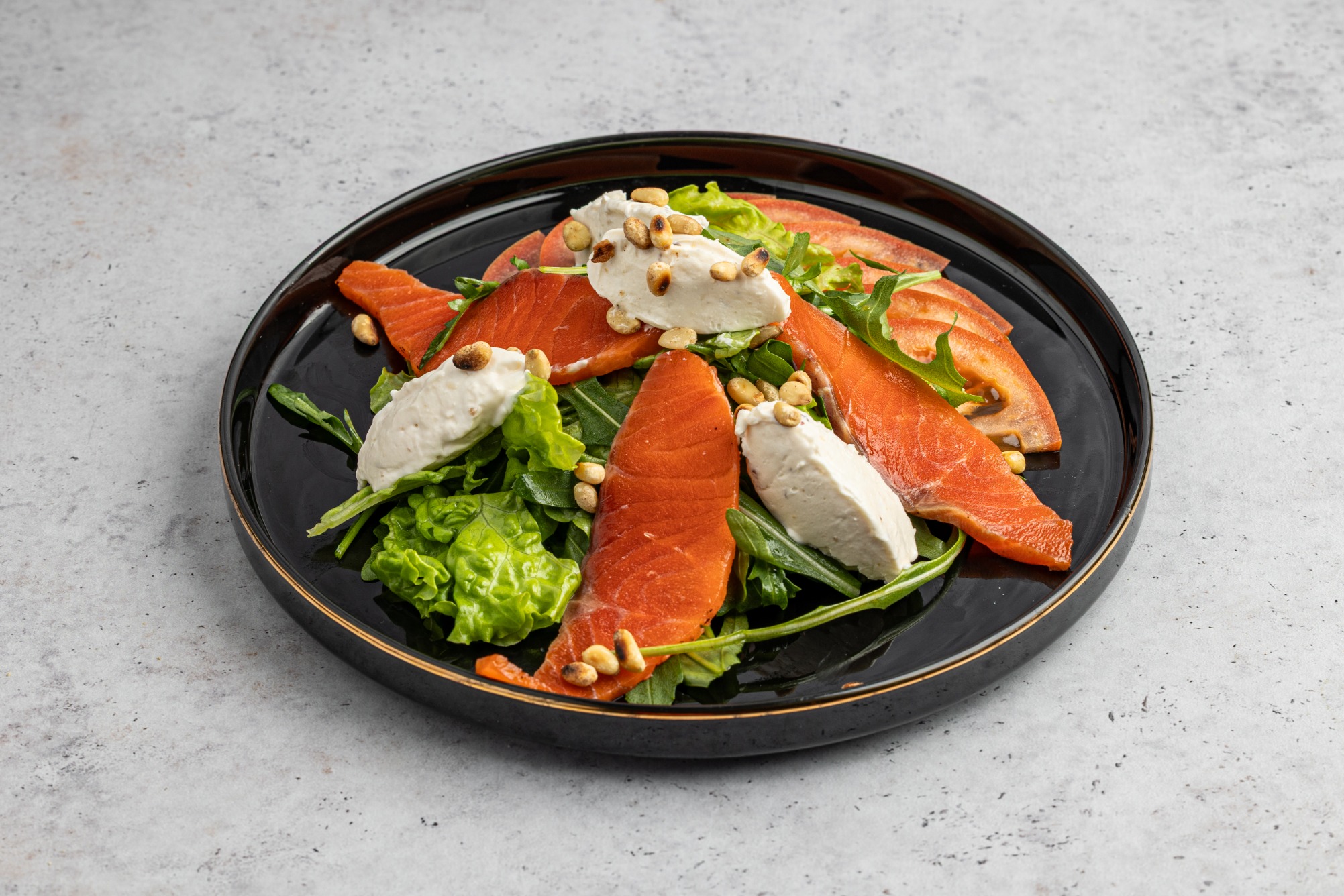 Салат со слабосоленым лососем и творожным сыром