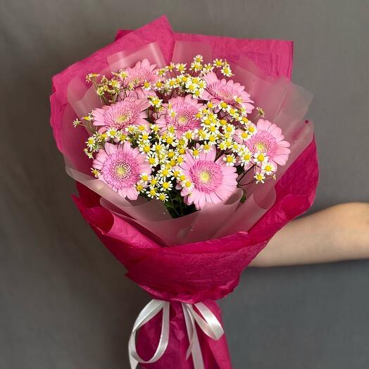 Букет с герберами и танацетумом