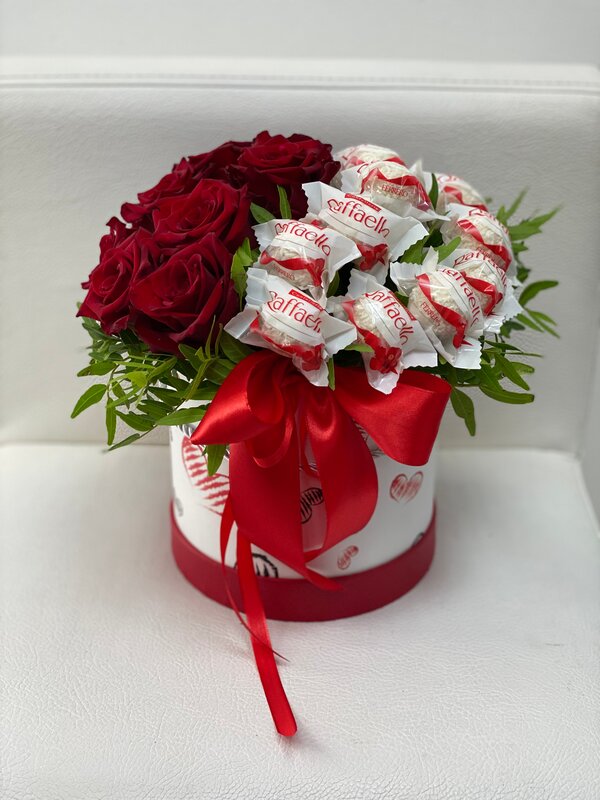 Шляпная коробка с красными розами и конфетками рафаэлло