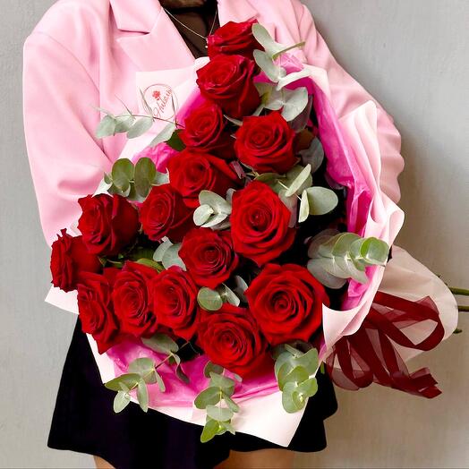 Вау-букет из премиальных эквадорских роз и эвкалипта