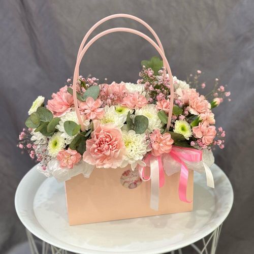 Букет цветов в сумочке: хризантемы, диантусы, зелень (к0084)