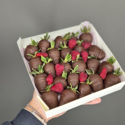 Клубника в шоколаде с малиной,очень вкусно 